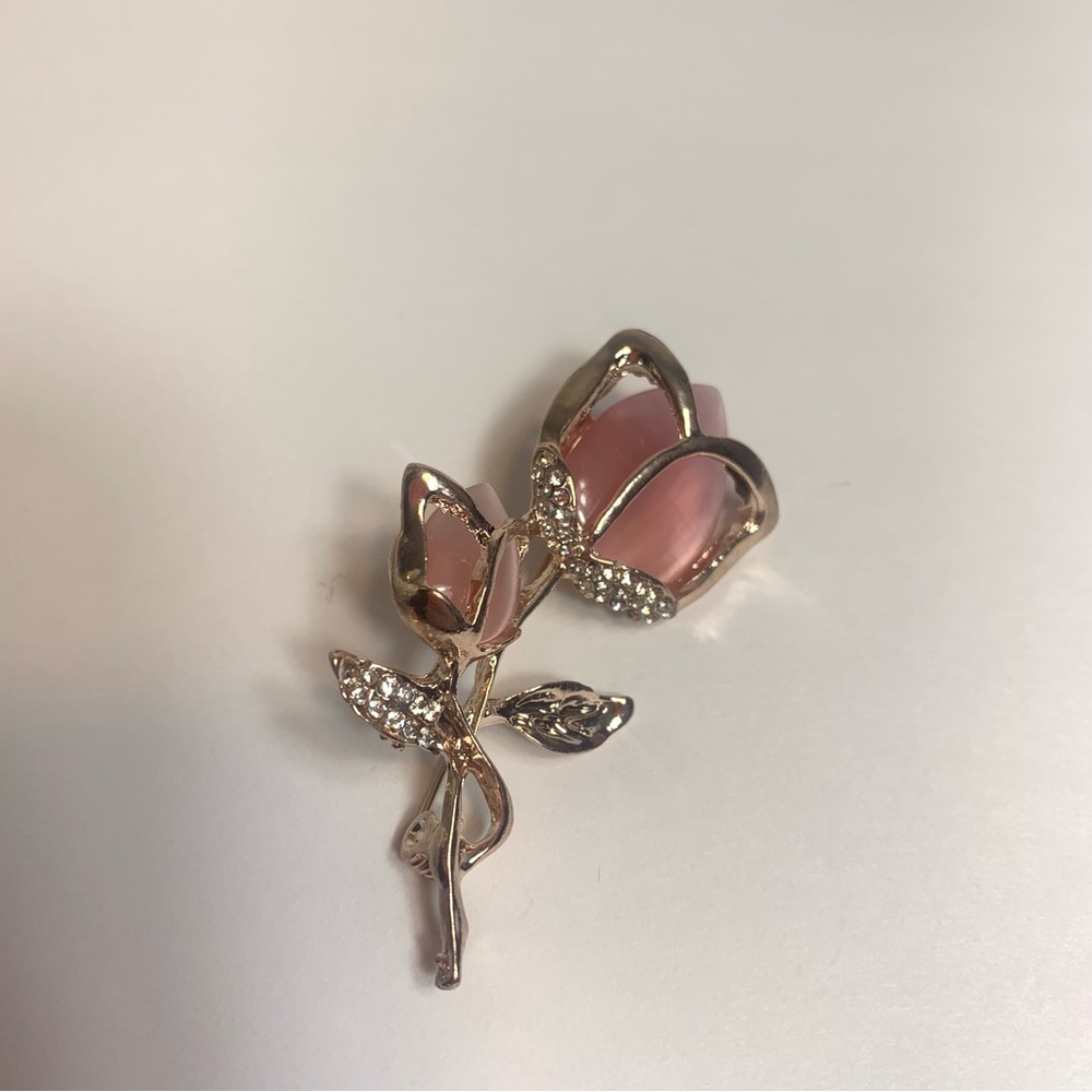 Flower tulip brooch pin fashion jewelry. Gold tone metal.